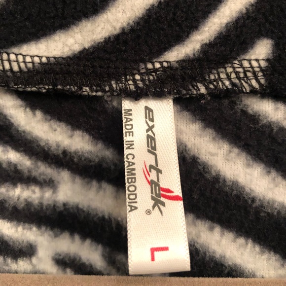 Women’s Exertek Large Fleece Pullover Sweatshirt - Picture 2 of 3